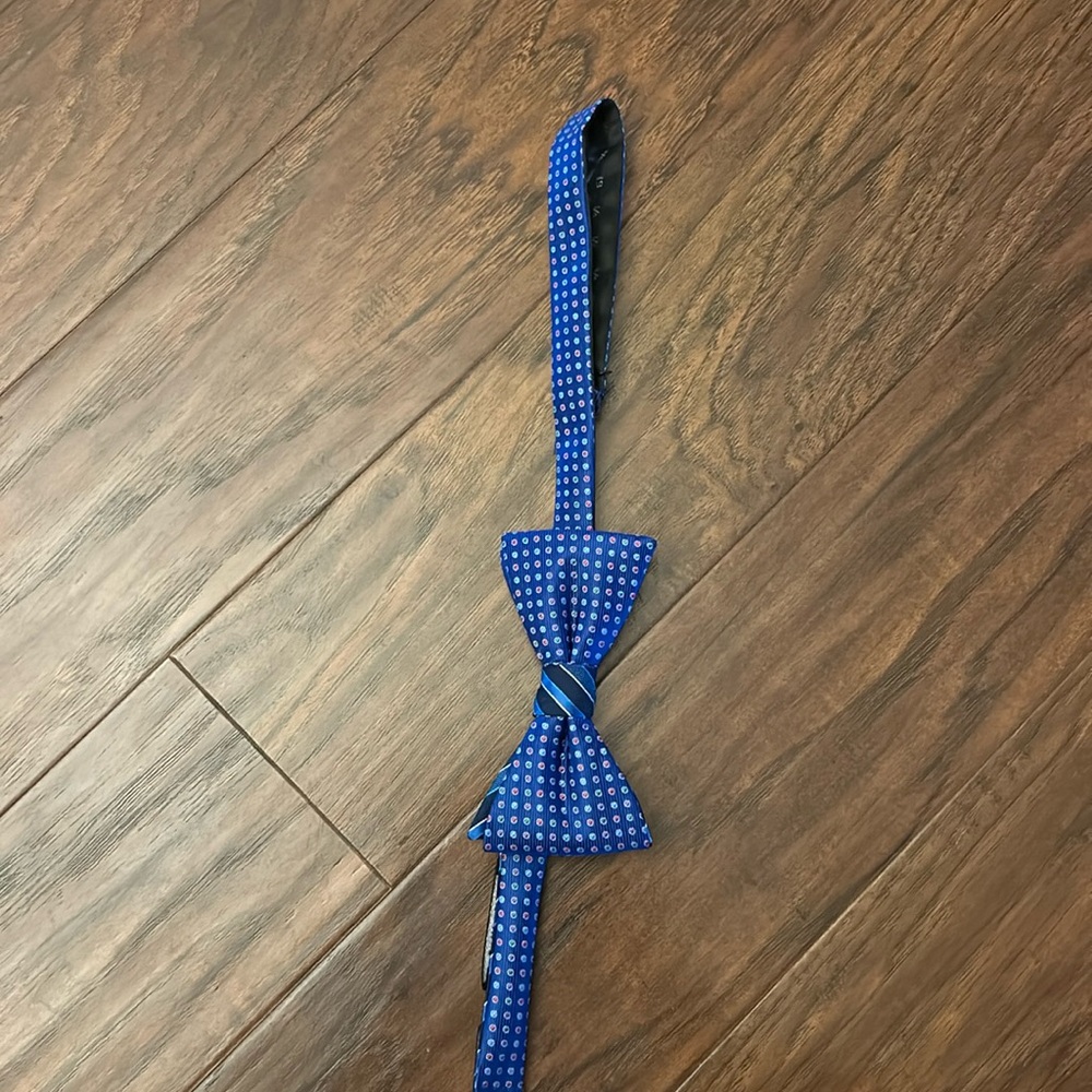 Stafford bow tie
Neck size up to 20
Blue with dots